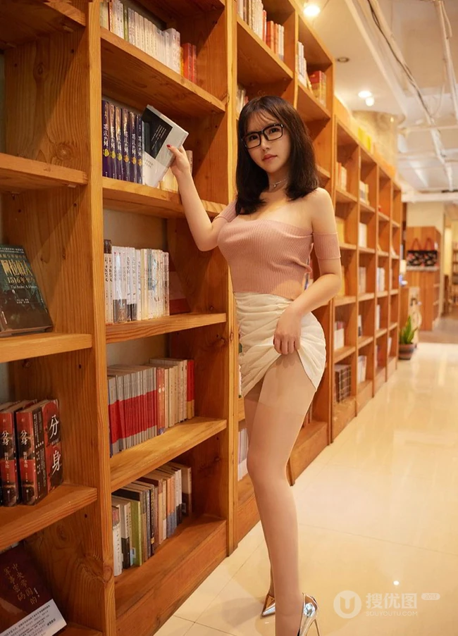 图书馆偶遇的黑框眼镜超气质礼裙衣短裙女生奶熙宝宝气质写真图集