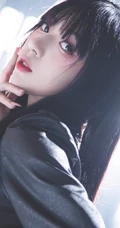 偌大冰块旁的气质酷少女紧身短款装皮衣热裤深袜袜活力写真图片