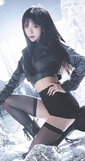 偌大冰块旁的气质酷少女紧身短款装皮衣热裤深袜袜活力写真图片
