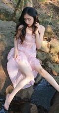 户外山间溪曝光现的高颜值清纯粉衣公主裙女生小姐姐森系写真集