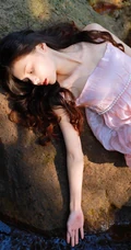 户外山间溪曝光现的高颜值清纯粉衣公主裙女生小姐姐森系写真集