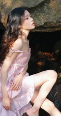 户外山间溪曝光现的高颜值清纯粉衣公主裙女生小姐姐森系写真集