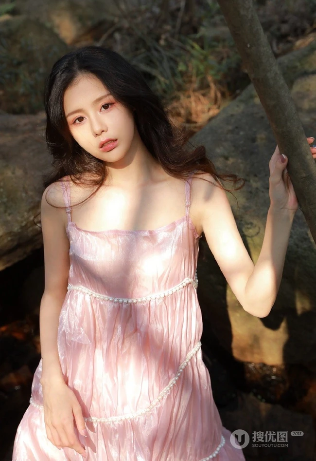 户外山间溪曝光现的高颜值清纯粉衣公主裙女生小姐姐森系写真集