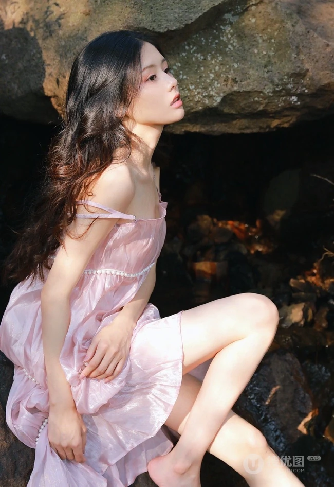 户外山间溪曝光现的高颜值清纯粉衣公主裙女生小姐姐森系写真集