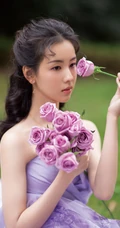 比花还娇媚，清新女生陈都灵紫色礼裙席地长裙礼服草地写真照