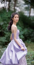 比花还娇媚，清新女生陈都灵紫色礼裙席地长裙礼服草地写真照