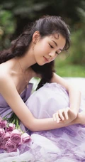 比花还娇媚，清新女生陈都灵紫色礼裙席地长裙礼服草地写真照