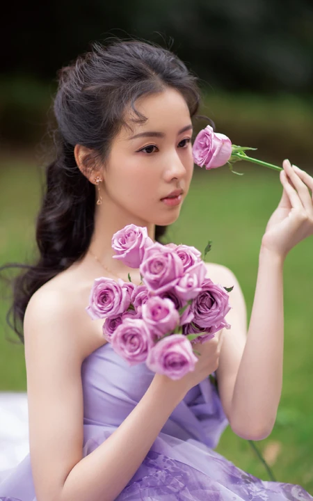 比花还娇媚，清新女生陈都灵紫色礼裙席地长裙礼服草地写真照