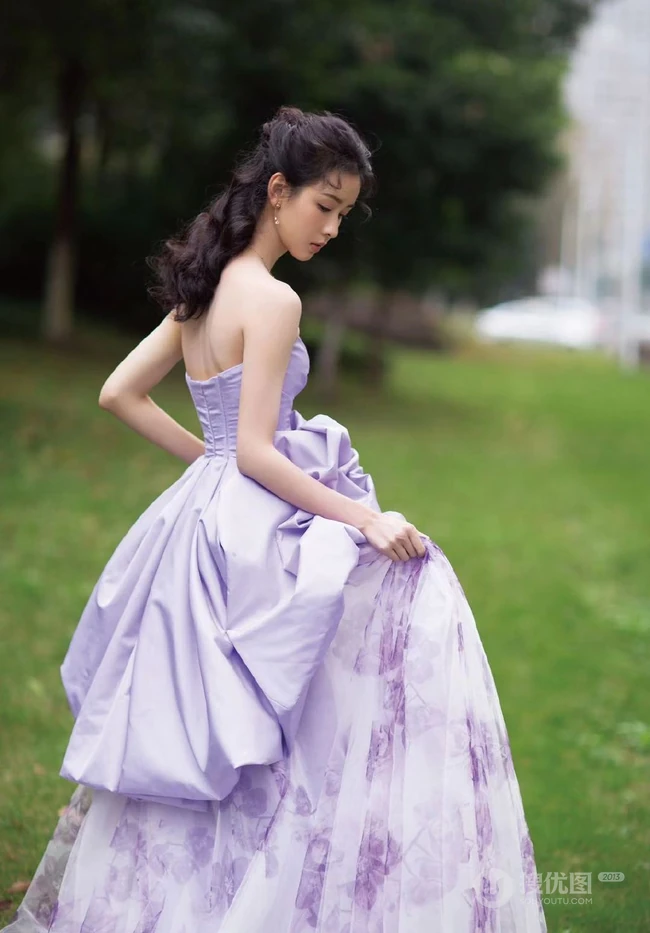 比花还娇媚，清新女生陈都灵紫色礼裙席地长裙礼服草地写真照