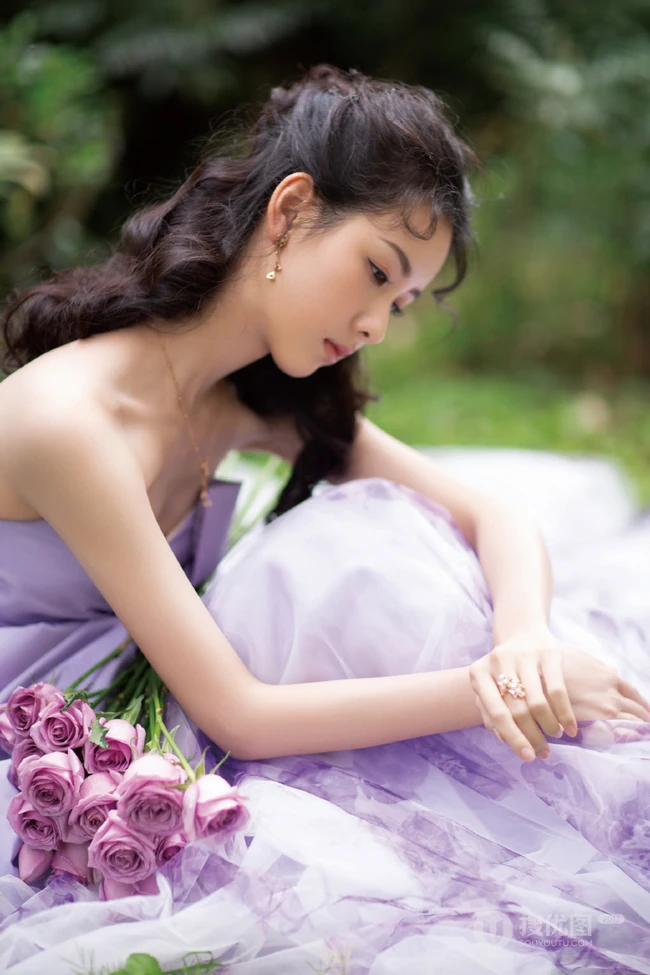 比花还娇媚，清新女生陈都灵紫色礼裙席地长裙礼服草地写真照
