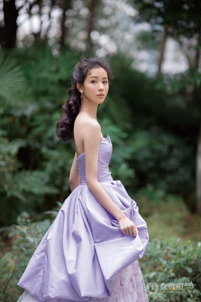 比花还娇媚，清新女生陈都灵紫色礼裙席地长裙礼服草地写真照