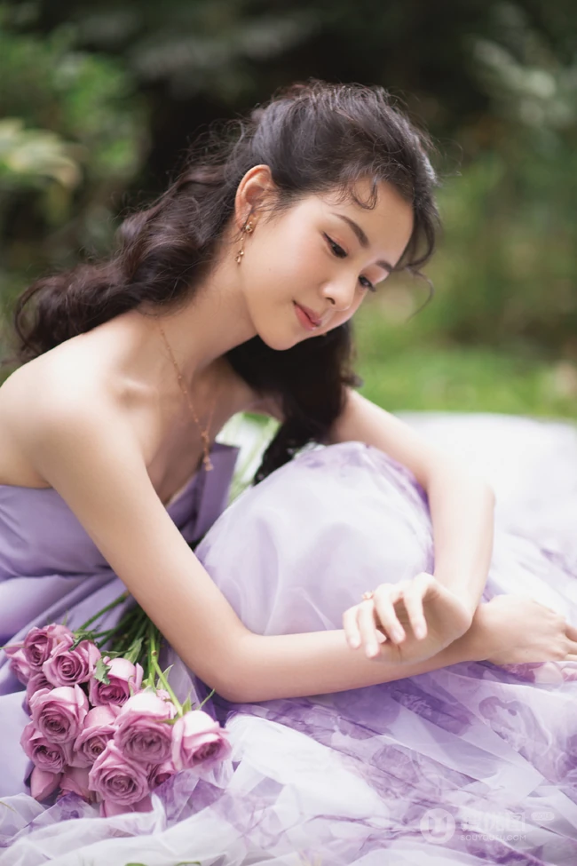 比花还娇媚，清新女生陈都灵紫色礼裙席地长裙礼服草地写真照