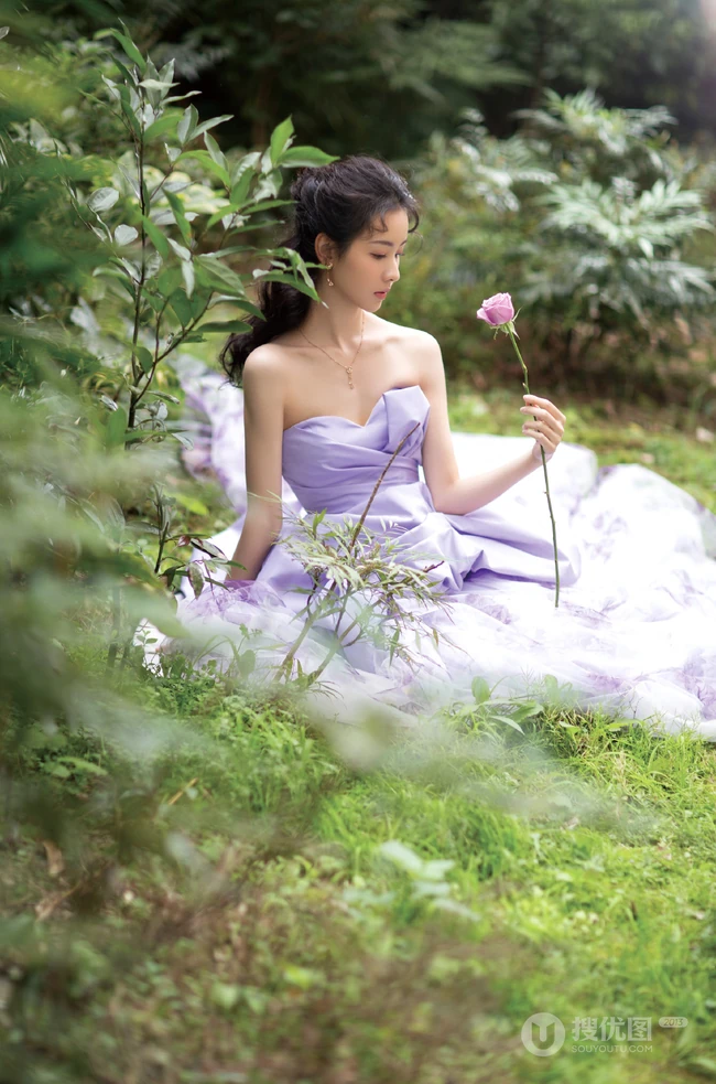 比花还娇媚，清新女生陈都灵紫色礼裙席地长裙礼服草地写真照
