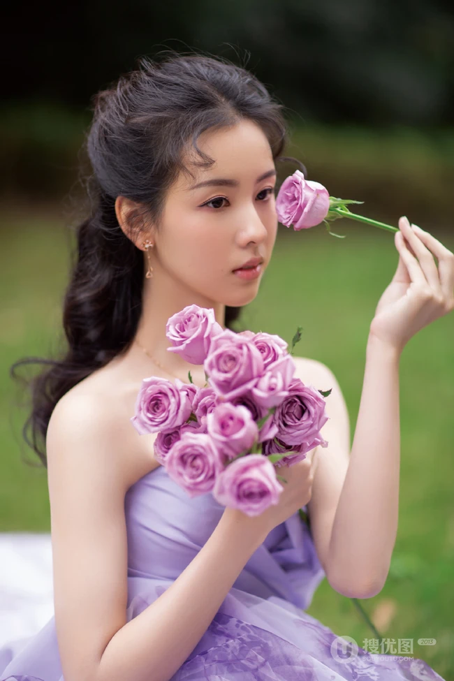 比花还娇媚，清新女生陈都灵紫色礼裙席地长裙礼服草地写真照