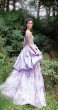 比花还娇媚，清新女生陈都灵紫色礼裙席地长裙礼服草地写真照