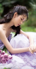 比花还娇媚，清新女生陈都灵紫色礼裙席地长裙礼服草地写真照