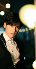 山东籍帅哥翟潇闻午夜街头霓虹灯前酷酷写真照片