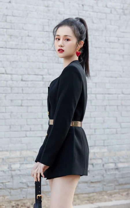 安悦溪简易马尾搭配黑色大衣大玩下衣失踪显白皙线条感街拍写真照