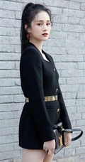 安悦溪简易马尾搭配黑色大衣大玩下衣失踪显白皙线条感街拍写真照