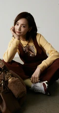 李一桐笑容可人杂志写真，粗花呢外套搭配背带裤，元气十足