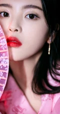 杨超越化身粉裙可爱GIRL，手执扇子甜美复古写真照