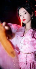 杨超越化身粉裙可爱GIRL，手执扇子甜美复古写真照