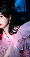 杨超越化身粉裙可爱GIRL，手执扇子甜美复古写真照