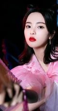 杨超越化身粉裙可爱GIRL，手执扇子甜美复古写真照