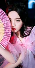 杨超越化身粉裙可爱GIRL，手执扇子甜美复古写真照