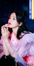 杨超越化身粉裙可爱GIRL，手执扇子甜美复古写真照