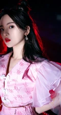 杨超越化身粉裙可爱GIRL，手执扇子甜美复古写真照