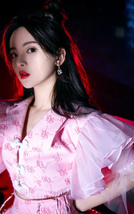 杨超越化身粉裙可爱GIRL，手执扇子甜美复古写真照