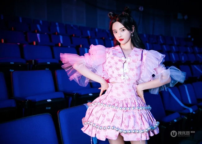 杨超越化身粉裙可爱GIRL，手执扇子甜美复古写真照