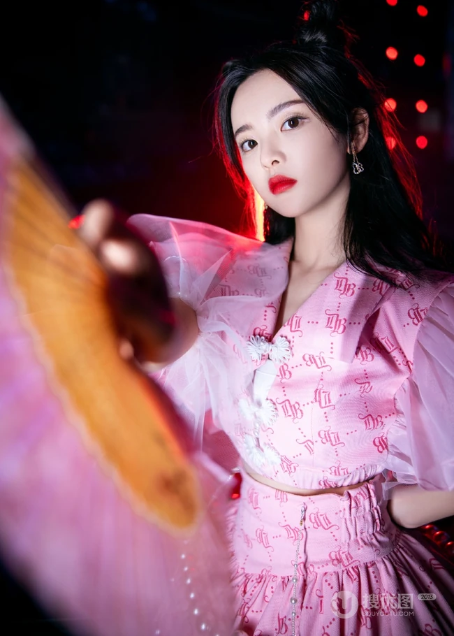 杨超越化身粉裙可爱GIRL，手执扇子甜美复古写真照