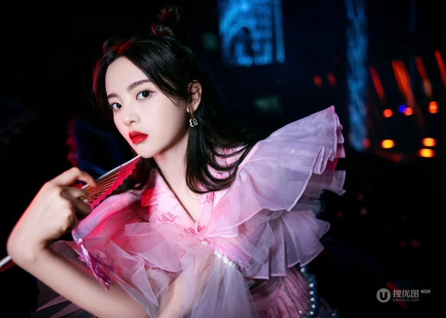 杨超越化身粉裙可爱GIRL，手执扇子甜美复古写真照