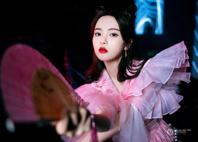 杨超越化身粉裙可爱GIRL，手执扇子甜美复古写真照