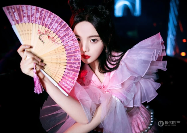 杨超越化身粉裙可爱GIRL，手执扇子甜美复古写真照