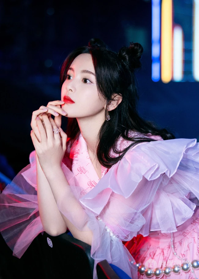 杨超越化身粉裙可爱GIRL，手执扇子甜美复古写真照