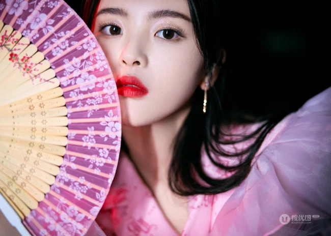 杨超越化身粉裙可爱GIRL，手执扇子甜美复古写真照