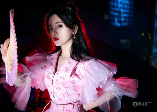 杨超越化身粉裙可爱GIRL，手执扇子甜美复古写真照