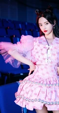杨超越化身粉裙可爱GIRL，手执扇子甜美复古写真照