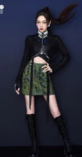清一色纤细线条少女，硬糖少女303女生成员气质酷黑穿搭写真美照