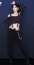 清一色纤细线条少女，硬糖少女303女生成员气质酷黑穿搭写真美照