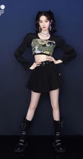 清一色纤细线条少女，硬糖少女303女生成员气质酷黑穿搭写真美照