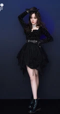 清一色纤细线条少女，硬糖少女303女生成员气质酷黑穿搭写真美照