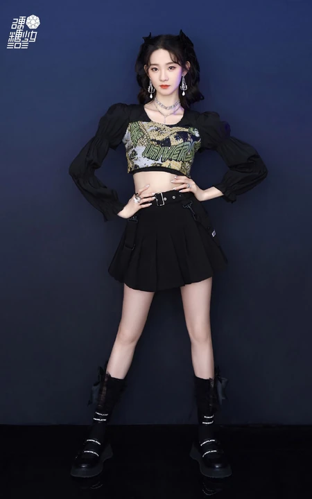 清一色纤细线条少女，硬糖少女303女生成员气质酷黑穿搭写真美照