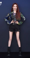 清一色纤细线条少女，硬糖少女303女生成员气质酷黑穿搭写真美照