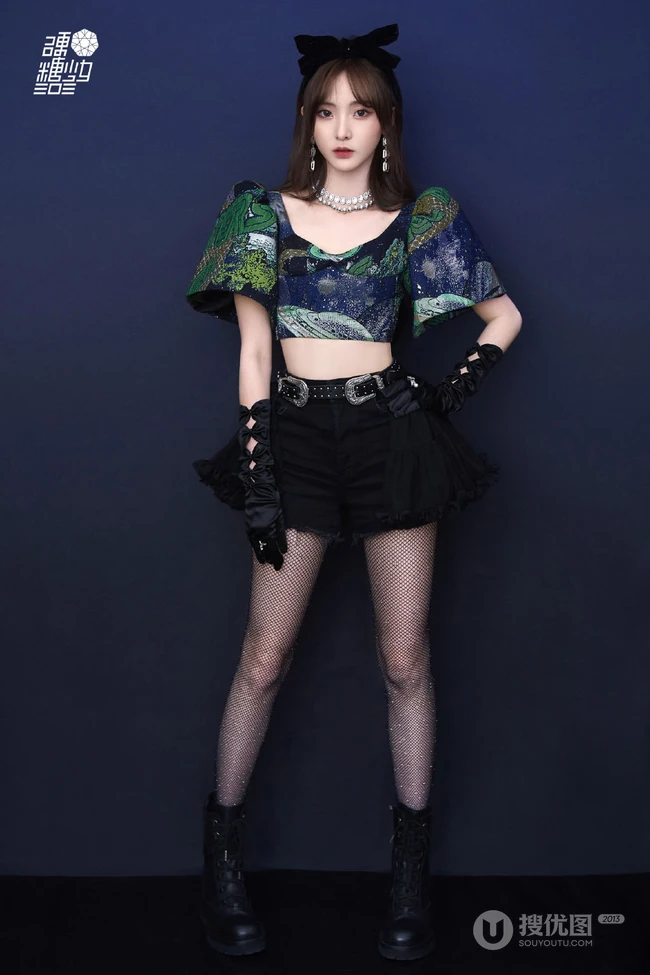 清一色纤细线条少女，硬糖少女303女生成员气质酷黑穿搭写真美照