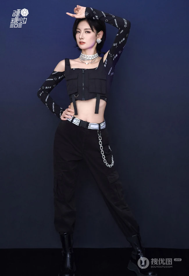 清一色纤细线条少女，硬糖少女303女生成员气质酷黑穿搭写真美照