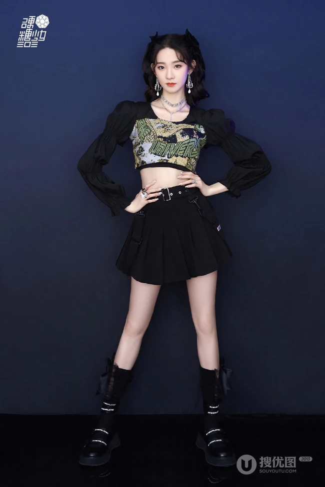 清一色纤细线条少女，硬糖少女303女生成员气质酷黑穿搭写真美照